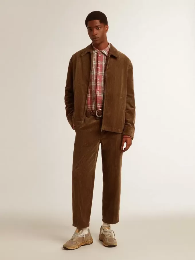 Herrenhose aus dunkelolivfarbenem Cord