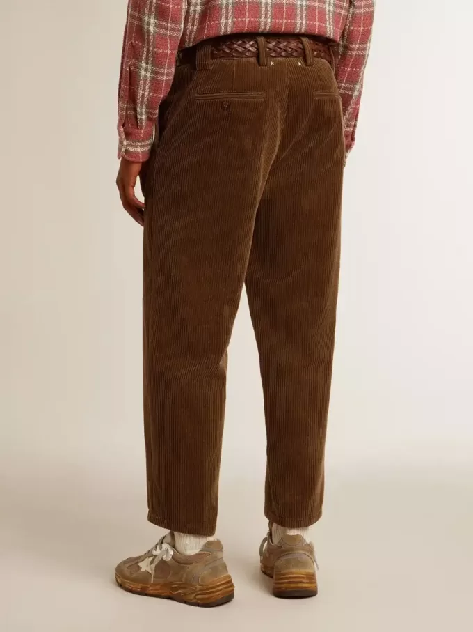 Herrenhose aus dunkelolivfarbenem Cord