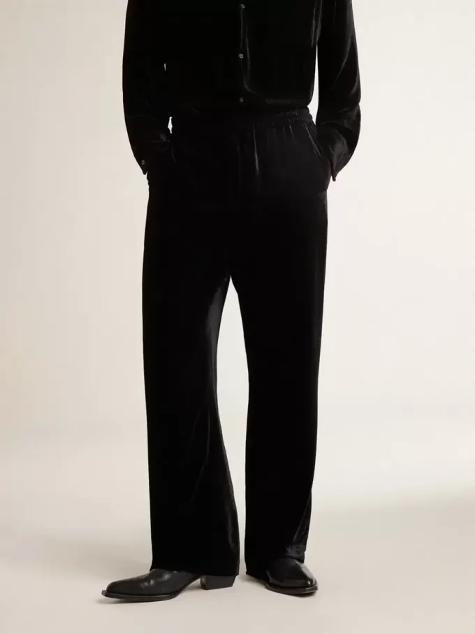 Herrenhose in schwarzem Samtoptik