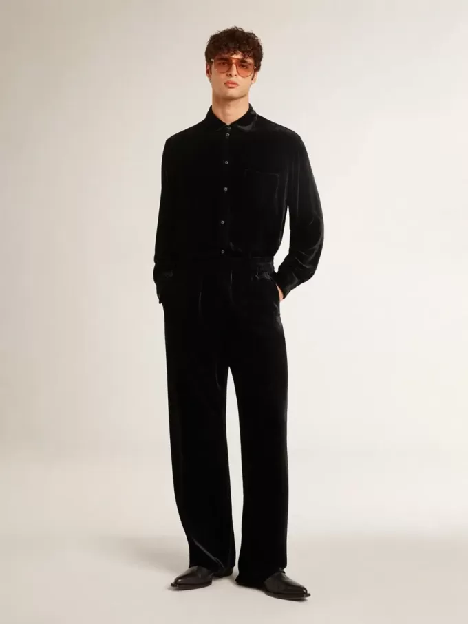 Herrenhose in schwarzem Samtoptik