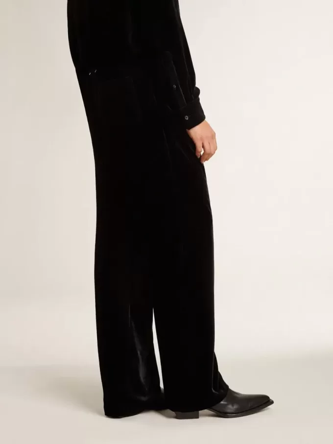 Herrenhose in schwarzem Samtoptik