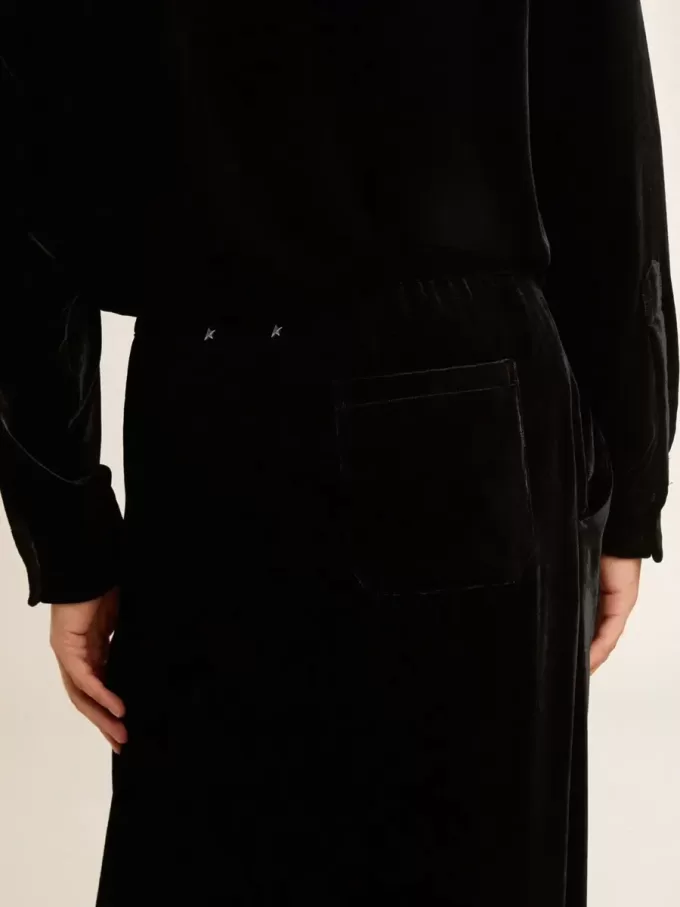 Herrenhose in schwarzem Samtoptik