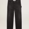 Herrenjeans aus schwarzem Baumwollstoff im Distressed-Look mit Aufnähern auf der Vorderseite