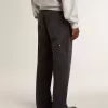 Herrenjeans aus schwarzem Baumwollstoff im Distressed-Look mit Aufnähern auf der Vorderseite