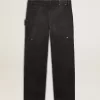 Herrenjeans aus schwarzem Baumwollstoff im Distressed-Look mit Aufnähern auf der Vorderseite