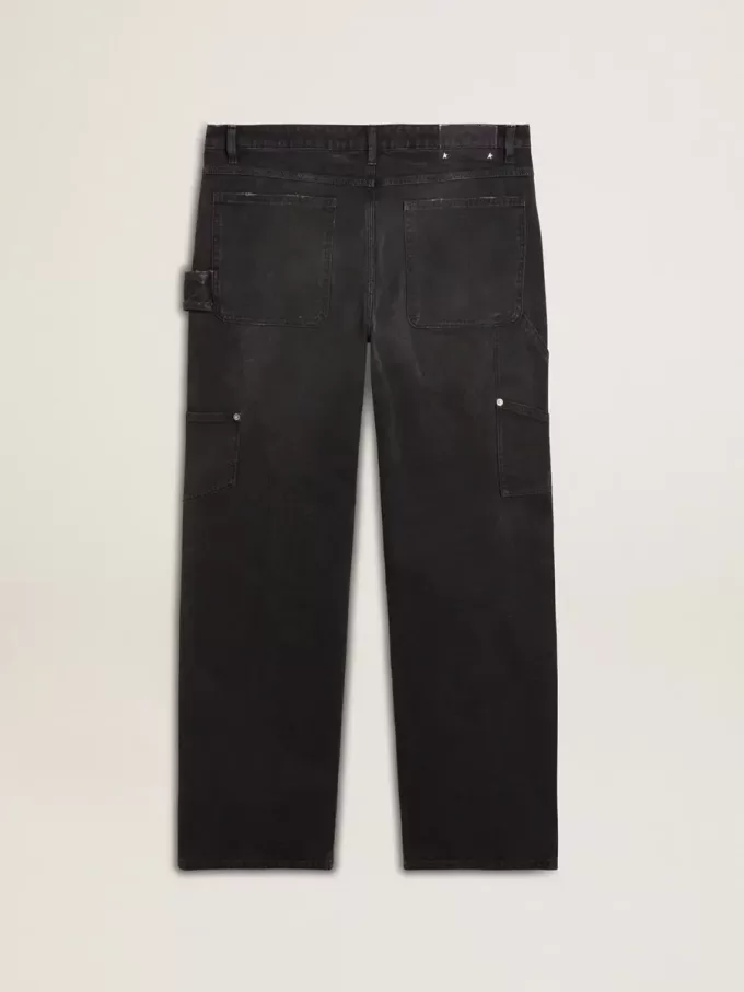 Herrenjeans aus schwarzem Baumwollstoff im Distressed-Look mit Aufnähern auf der Vorderseite