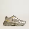 Herrenmodell Lightstar aus Metallic-Leder und silbernem Mesh mit grauem Stern