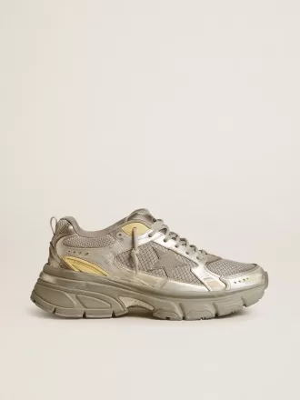 Herrenmodell Lightstar aus Metallic-Leder und silbernem Mesh mit grauem Stern