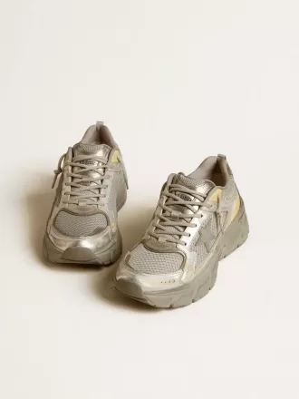 Herrenmodell Lightstar aus Metallic-Leder und silbernem Mesh mit grauem Stern