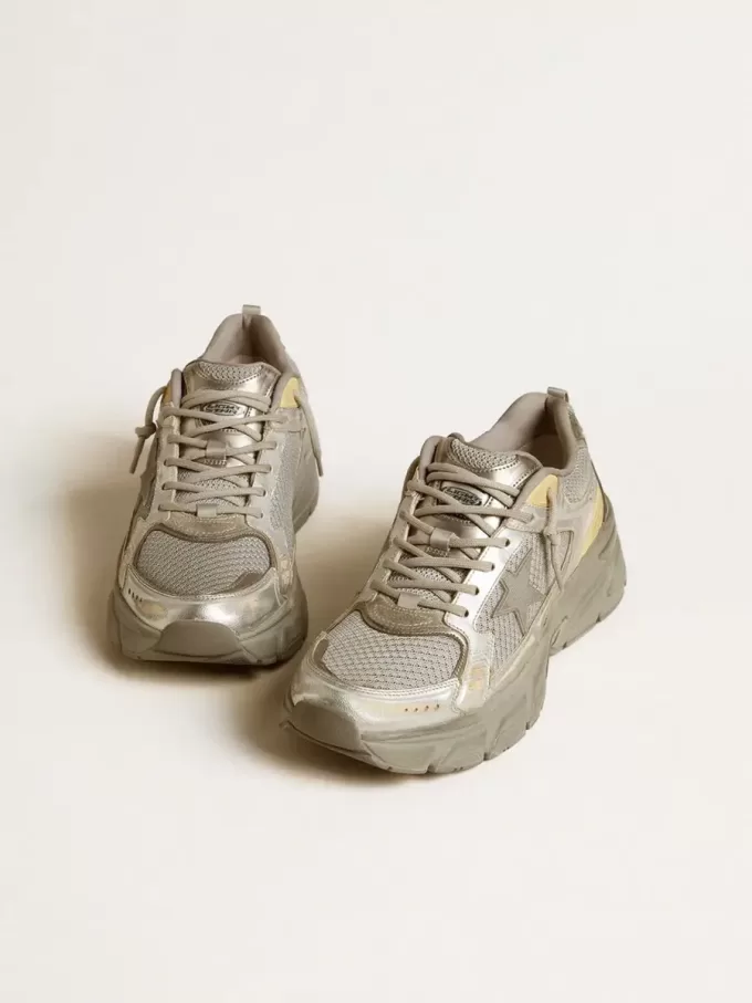 Herrenmodell Lightstar aus Metallic-Leder und silbernem Mesh mit grauem Stern