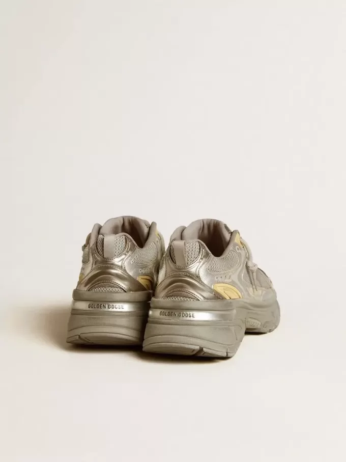 Herrenmodell Lightstar aus Metallic-Leder und silbernem Mesh mit grauem Stern
