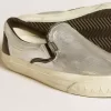 Herrenmodell VCE Penstar aus metallisch silbernem Leder mit schwarzer Lederferse