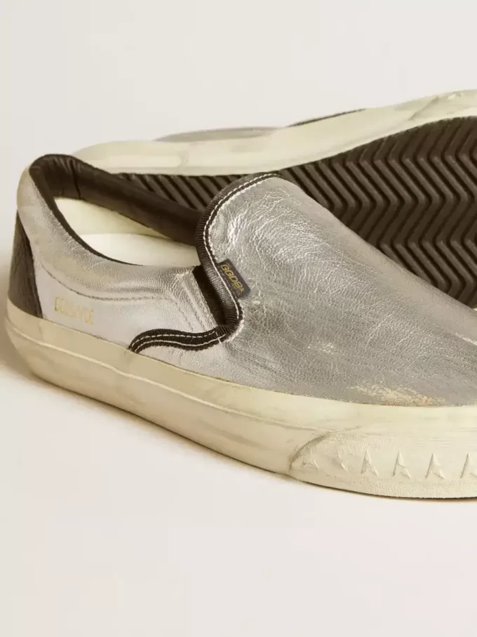 Herrenmodell VCE Penstar aus metallisch silbernem Leder mit schwarzer Lederferse