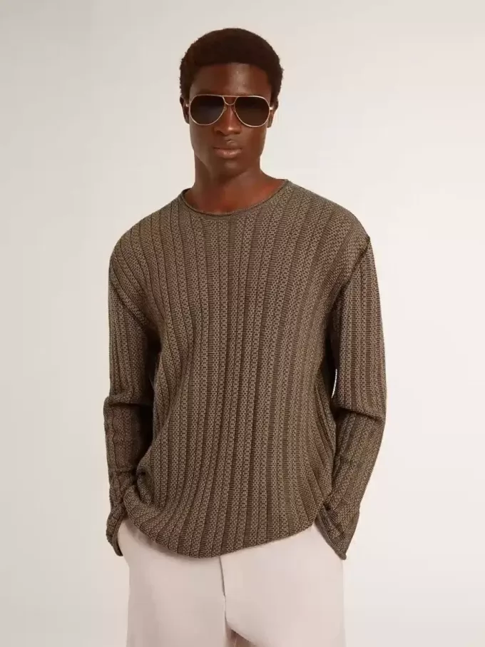 Herrenpullover in Travertinfarbe mit „Golden”-Patch-Schriftzug auf der Rückseite