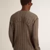 Herrenpullover in Travertinfarbe mit „Golden”-Patch-Schriftzug auf der Rückseite