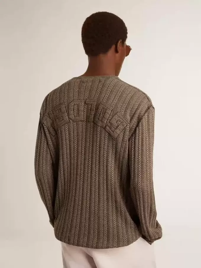 Herrenpullover in Travertinfarbe mit „Golden”-Patch-Schriftzug auf der Rückseite
