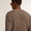 Herrenpullover in Travertinfarbe mit „Golden”-Patch-Schriftzug auf der Rückseite