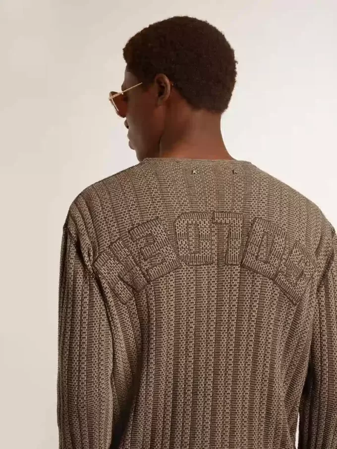 Herrenpullover in Travertinfarbe mit „Golden”-Patch-Schriftzug auf der Rückseite