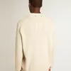 Herrenpullover mit Rundhalsausschnitt aus panamafarbener Baumwolle mit Logo auf der Rückseite