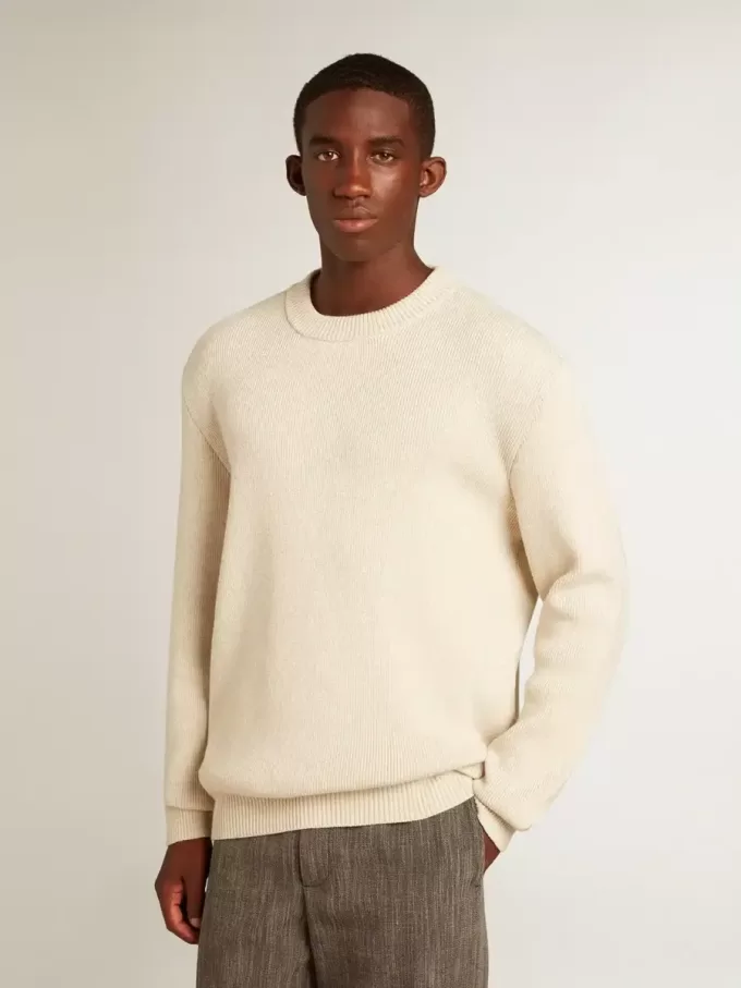 Herrenpullover mit Rundhalsausschnitt aus panamafarbener Baumwolle mit Logo auf der Rückseite