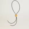 Jewelmates Bolo-Krawattenkette aus schwarzem Leder mit antikgoldenen Metalldetails Jewelmates Bolo-Krawattenkette aus schwarzem Leder mit antikgoldenen Metalldetails
