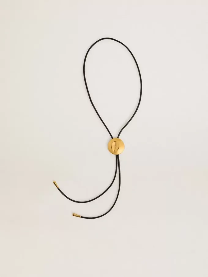 Jewelmates Bolo-Krawattenkette aus schwarzem Leder mit antikgoldenen Metalldetails Jewelmates Bolo-Krawattenkette aus schwarzem Leder mit antikgoldenen Metalldetails