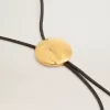 Jewelmates Bolo-Krawattenkette aus schwarzem Leder mit antikgoldenen Metalldetails Jewelmates Bolo-Krawattenkette aus schwarzem Leder mit antikgoldenen Metalldetails