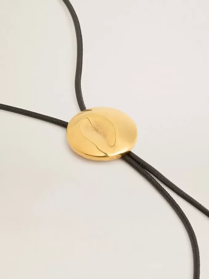 Jewelmates Bolo-Krawattenkette aus schwarzem Leder mit antikgoldenen Metalldetails Jewelmates Bolo-Krawattenkette aus schwarzem Leder mit antikgoldenen Metalldetails