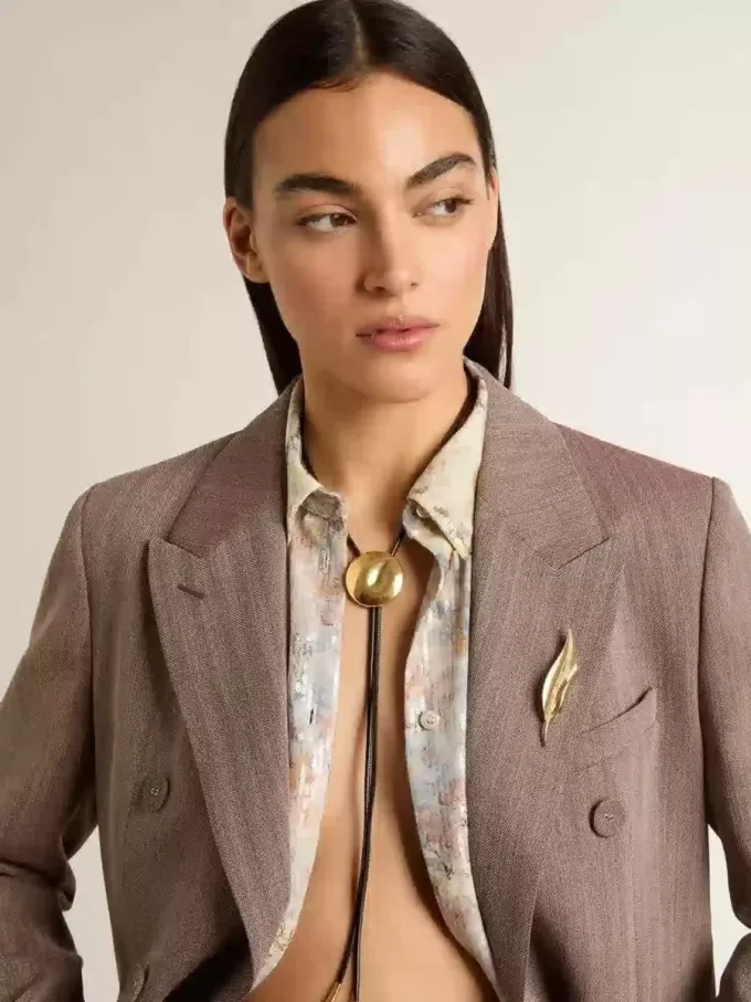 Jewelmates Bolo-Krawattenkette aus schwarzem Leder mit antikgoldenen Metalldetails Jewelmates Bolo-Krawattenkette aus schwarzem Leder mit antikgoldenen Metalldetails