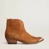 Junge Stiefeletten aus cognacfarbenem Wildleder Junge Stiefeletten aus cognacfarbenem Wildleder