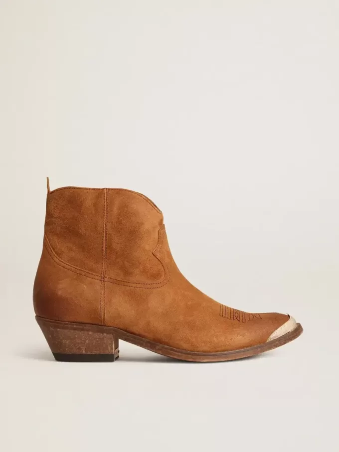 Junge Stiefeletten aus cognacfarbenem Wildleder Junge Stiefeletten aus cognacfarbenem Wildleder