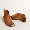 Junge Stiefeletten aus cognacfarbenem Wildleder Junge Stiefeletten aus cognacfarbenem Wildleder