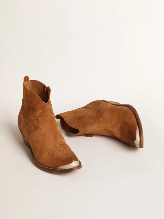 Junge Stiefeletten aus cognacfarbenem Wildleder Junge Stiefeletten aus cognacfarbenem Wildleder