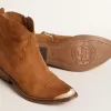 Junge Stiefeletten aus cognacfarbenem Wildleder Junge Stiefeletten aus cognacfarbenem Wildleder