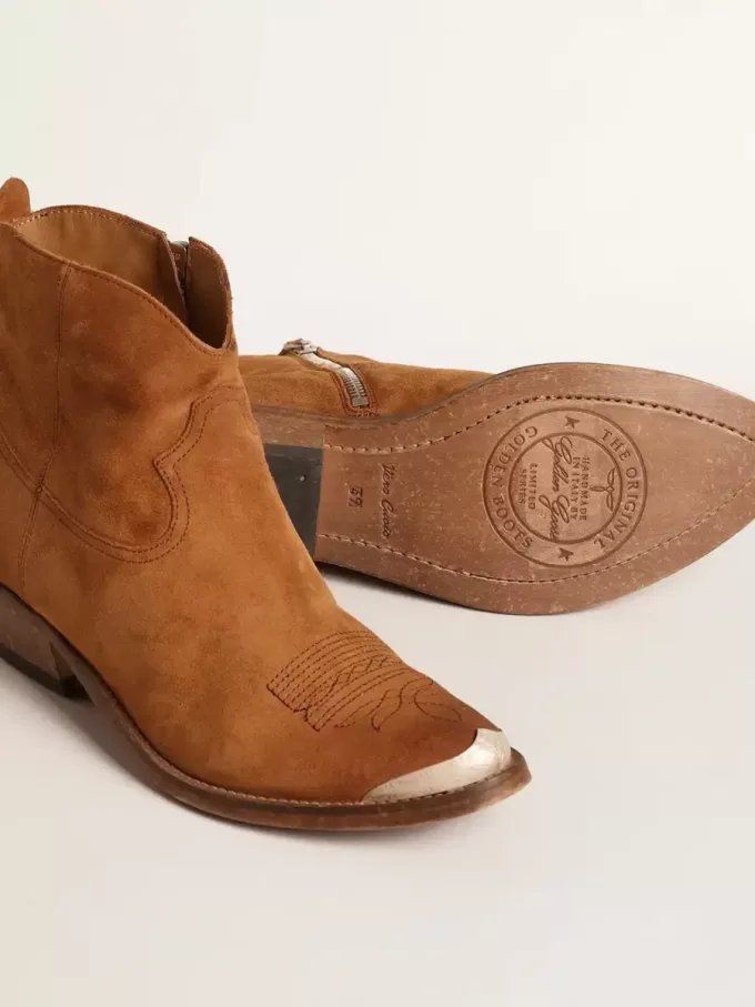 Junge Stiefeletten aus cognacfarbenem Wildleder Junge Stiefeletten aus cognacfarbenem Wildleder