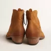 Junge Stiefeletten aus cognacfarbenem Wildleder Junge Stiefeletten aus cognacfarbenem Wildleder