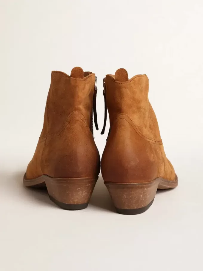 Junge Stiefeletten aus cognacfarbenem Wildleder Junge Stiefeletten aus cognacfarbenem Wildleder