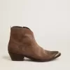 Junge Stiefeletten aus dunkelbraunem Wildleder Junge Stiefeletten aus dunkelbraunem Wildleder