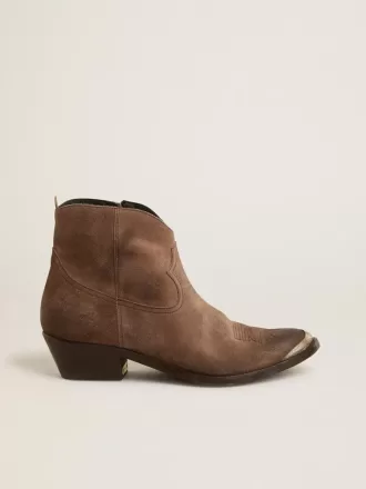 Junge Stiefeletten aus dunkelbraunem Wildleder