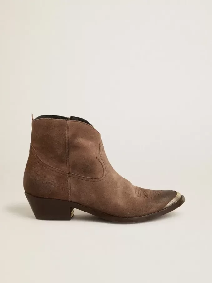 Junge Stiefeletten aus dunkelbraunem Wildleder Junge Stiefeletten aus dunkelbraunem Wildleder