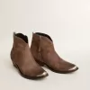Junge Stiefeletten aus dunkelbraunem Wildleder Junge Stiefeletten aus dunkelbraunem Wildleder