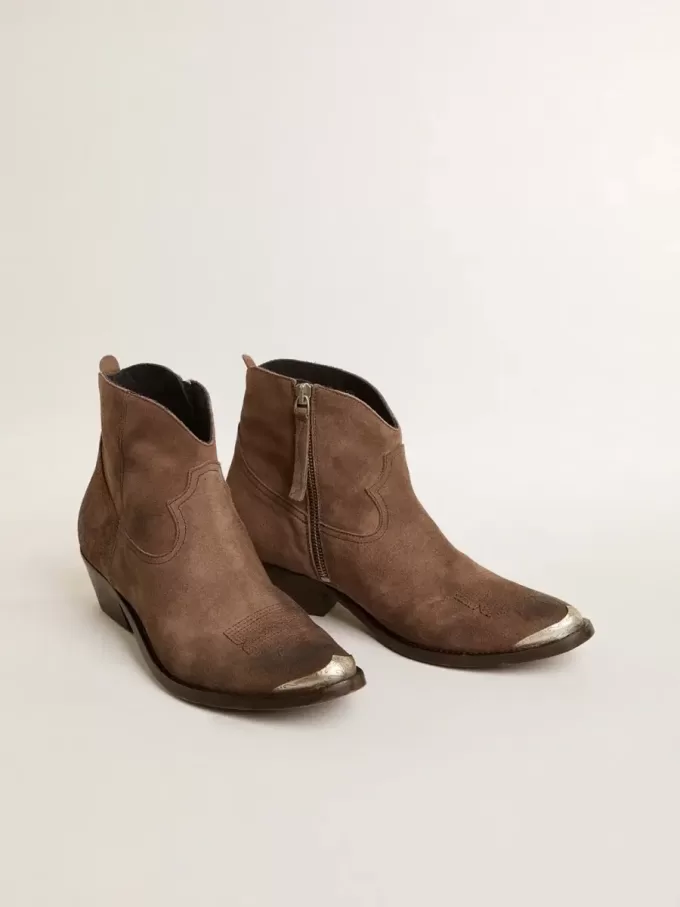Junge Stiefeletten aus dunkelbraunem Wildleder Junge Stiefeletten aus dunkelbraunem Wildleder