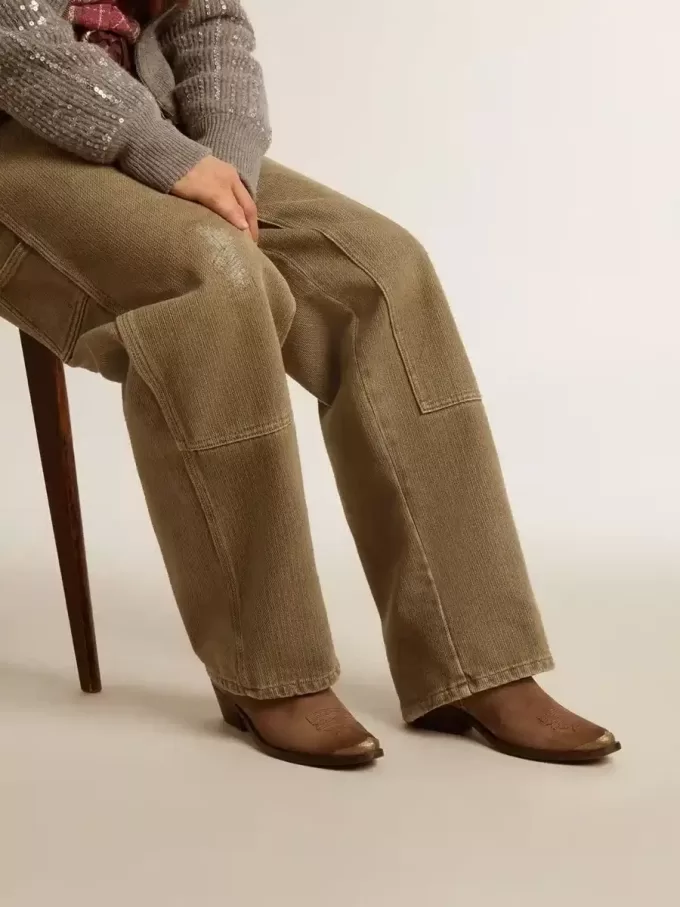 Junge Stiefeletten aus dunkelbraunem Wildleder Junge Stiefeletten aus dunkelbraunem Wildleder