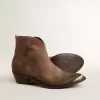 Junge Stiefeletten aus dunkelbraunem Wildleder Junge Stiefeletten aus dunkelbraunem Wildleder