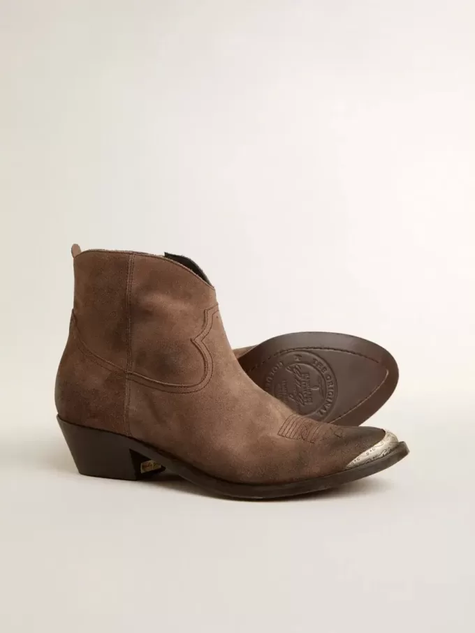 Junge Stiefeletten aus dunkelbraunem Wildleder Junge Stiefeletten aus dunkelbraunem Wildleder