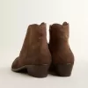 Junge Stiefeletten aus dunkelbraunem Wildleder Junge Stiefeletten aus dunkelbraunem Wildleder