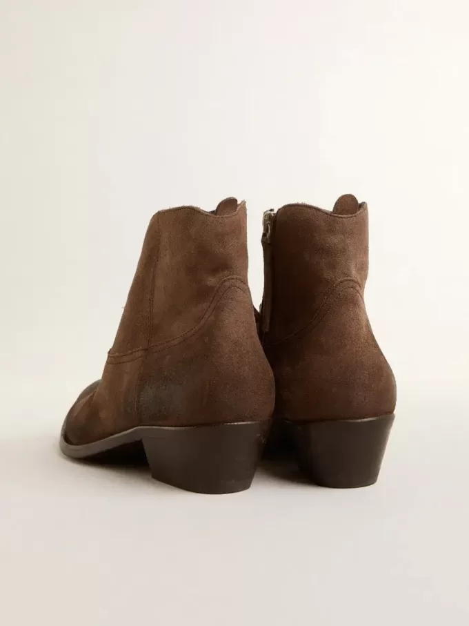 Junge Stiefeletten aus dunkelbraunem Wildleder Junge Stiefeletten aus dunkelbraunem Wildleder