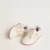 Junior Ball Star aus Leder mit cremefarbenem Stern und roter Lederlasche an der Ferse