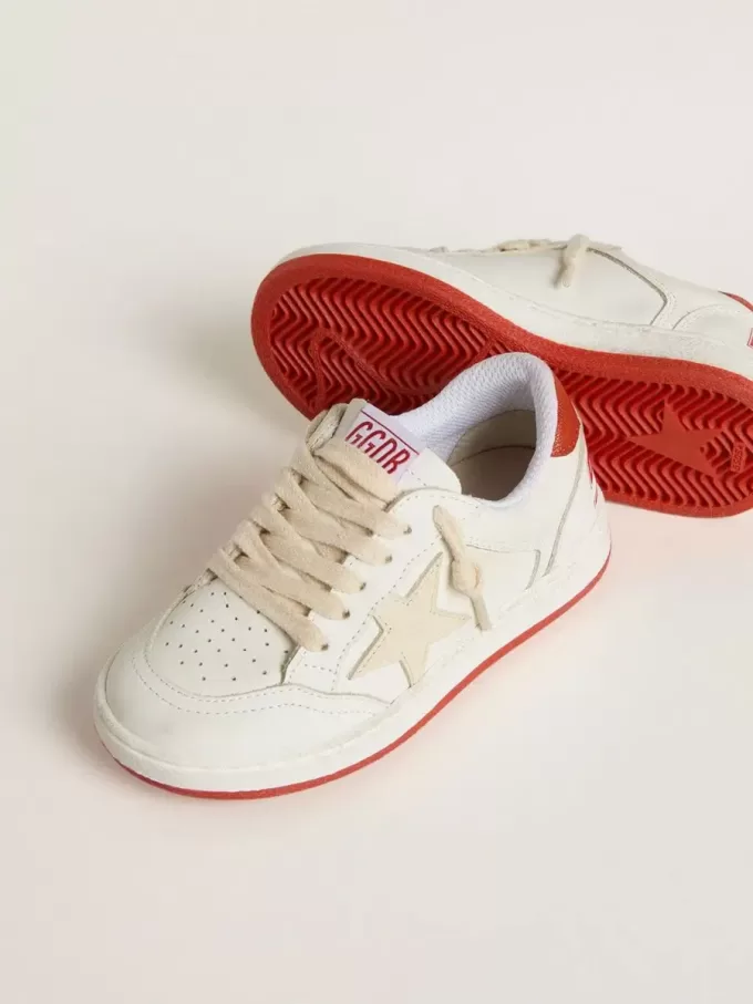 Junior Ball Star aus Leder mit cremefarbenem Stern und roter Lederlasche an der Ferse