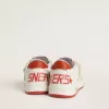 Junior Ball Star aus Leder mit cremefarbenem Stern und roter Lederlasche an der Ferse